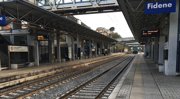 Roma, sei writer scoperti mentre imbrattavano i treni: fermati
