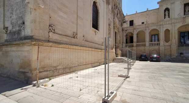 Lecce, il Duomo a rischio crolli: facciate ai raggi x con i droni, chiuso un ingresso