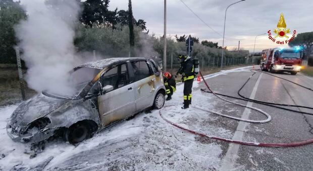 Vede il fumo uscire dall'auto, accosta ed esce: macchina distrutta dal fuoco, lui salvo per miracolo a Porto San Giorgio