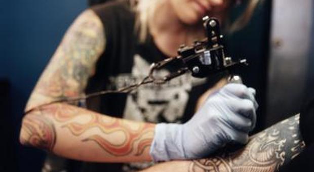 La Regione: tatuaggi vietati agli under 14 e per toglierli si andrà alla Asl