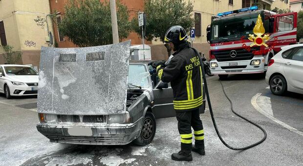 Ancona, auto in fiamme: i vigili del fuoco spengono l'incendio in via Volterra con liquido schiumogeno