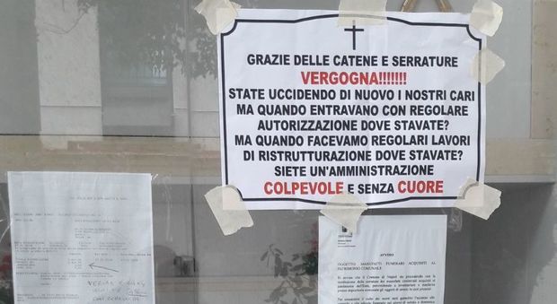 Napoli, spuntano manifesti contro de Magistris al cimitero di Poggioreale