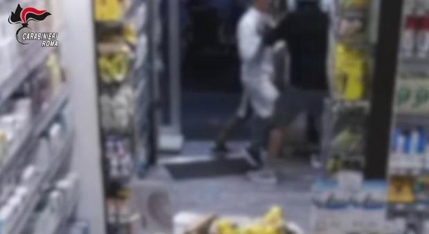Le telecamere riprendono il rapinatore in una farmacia del quartiere Trieste