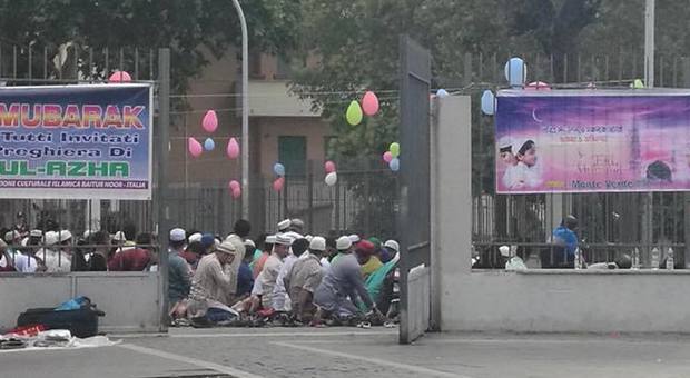 Una preghiera organizzata da musulmani a Largo Ravizza tre anni fa