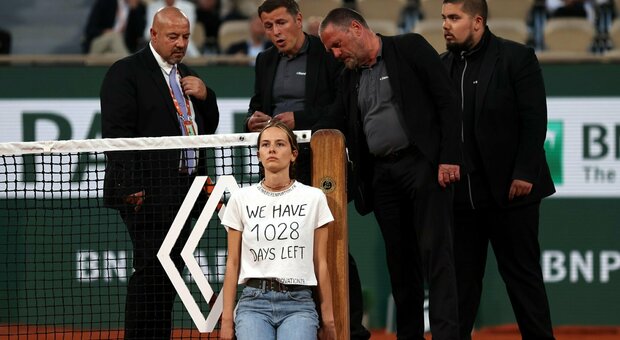 Roland Garros, ragazza invade il campo e si incatena alla rete: portata via dalla security. Cos'è accaduto