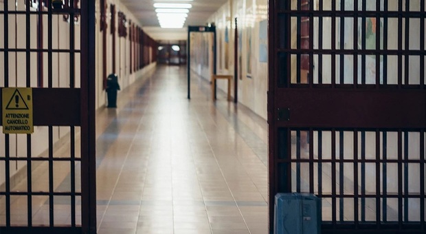 Carcere di Aversa, detenuto affetto da disturbi psichiatrici aggredisce quattro agenti penitenziari