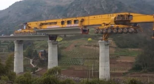 La più gigantesca macchina del mondo per costruire viadotti a tempo di record