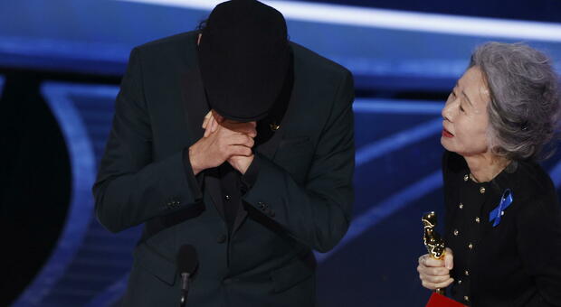 Troy Kotsur, l'attore sordo che commuove agli Oscar. Il discorso (e gli applausi) sono nella lingua dei segni