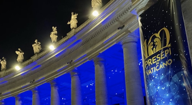 l’esposizione dei «100 Presepi in Vaticano» allestita sotto il Colonnato di San Pietro