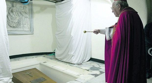 Il mondo saluta Ratzinger: addio al primo Papa emerito