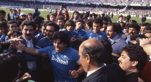 Un'immagine simbolo del trionfo di Diego Maradona