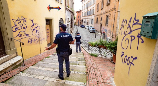Perugia, Duomo e centro sfregiati: l'ultrà tunisino espulso era stato rimpatriato tempo fa e rientrato clandestinamente in città a maggio