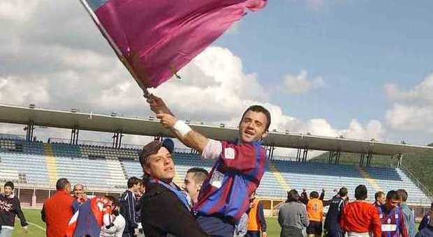 Gianluca Polverino festeggia la promozione in C2: era l'8 maggio 2005