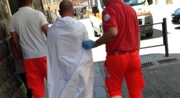 Gira completamente nudo per il centro di Ancona: fermato dai carabinieri