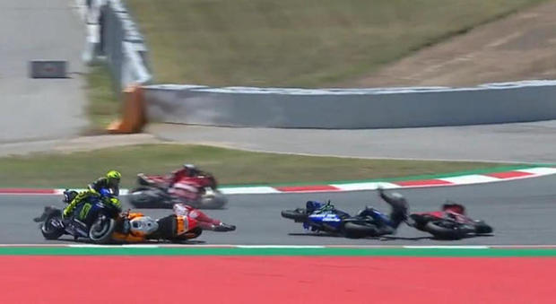 Moto Gp Catalogna, Lorenzo fa strike e stende Dovizioso, Rossi e Vinales in un colpo solo: e Marquez vola in solitaria