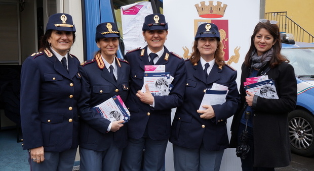 Il camper antiviolenza della polizia fa tappa a Ponticelli: «Mai più violenza sulle donne»