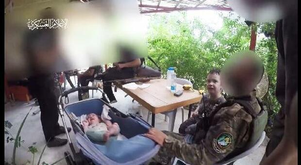 Hamas, i bambini rapiti cullati dai terroristi: lo sfregio in video dei neonati israeliani tra ninna-nanna e fucili