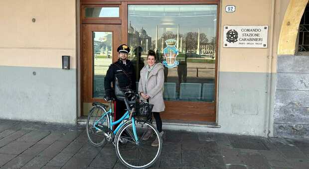 La bicicletta recuperata dai carabinieri e restituita alla proprietaria