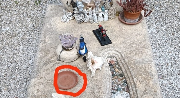 Fiori Artificiali Per Tombe Cimitero – 2 Mazzi Di Rose E Gigli In Seta, Altezza 44 Cm, Resistenti Alle Intemperie (Rosa)