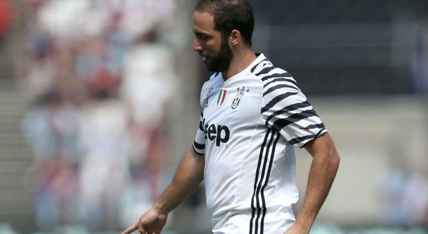 Juventus, Higuain sovrappeso. Social scatenati: «E' costato 1 milione al kg»