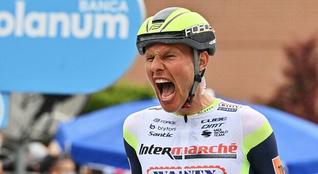Giro d'Italia 2021, la terza tappa va a Van der Hoorn: 2° Cimolai, 3° Sagan