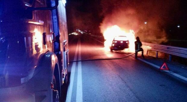 Loreto, si incendia un'auto a gasolio: venerdì di paura lungo la SS16