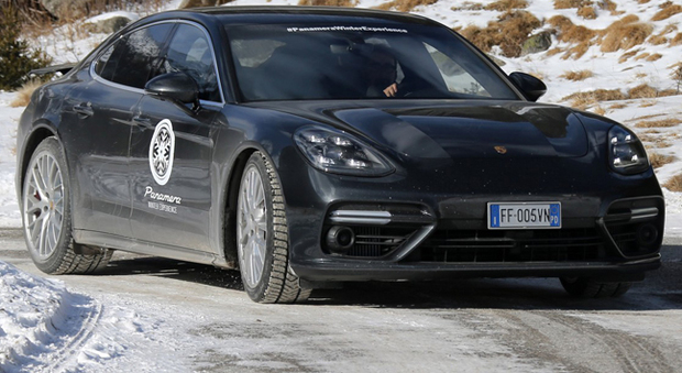 La Porsche Panamera a trazione integrale impegnata sul percorso della Winter Marathon 2017