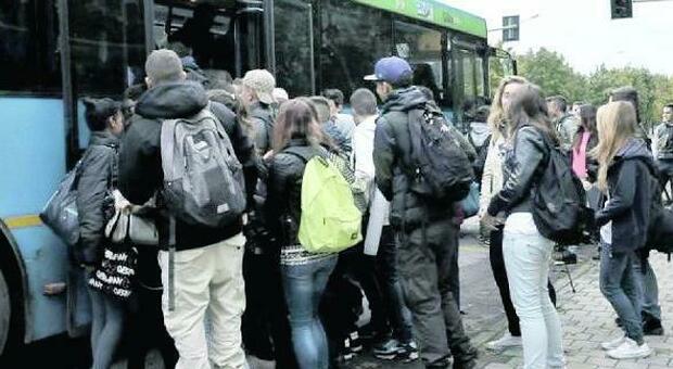 Posti esauriti sui bus: studenti lasciati a piedi. «È successo a mia figlia»