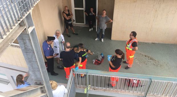 Cade dalle scale antincendio dell'ospedale, muore un 47enne