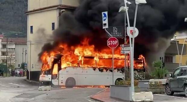 L'autobus della Casertana in fiamme