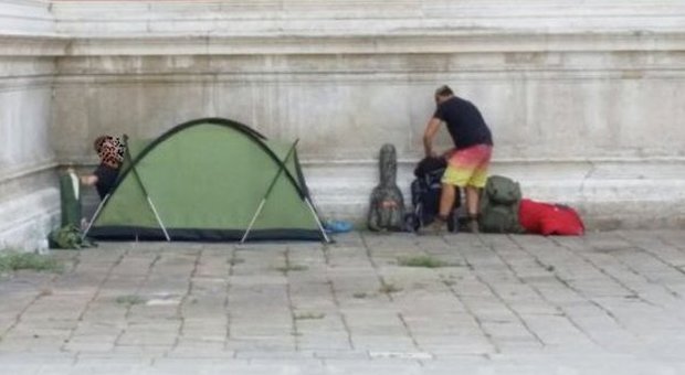 Con la tenda in centro storico multa da 500 euro ad un inglese