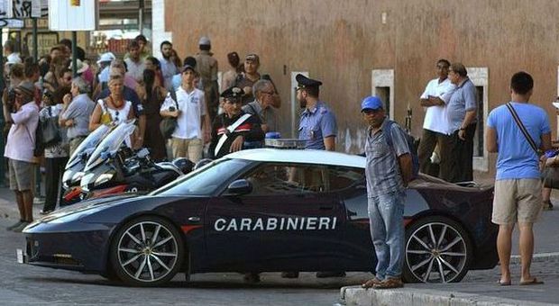 Carabinieri in supercar a piazza Venezia: la gazzella è una Lotus Evora S