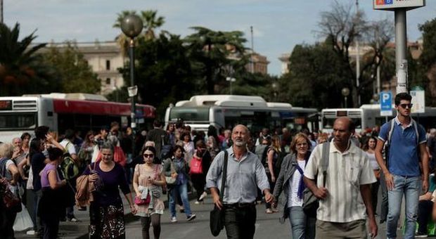 Roma, crolla controsoffitto, chiusa la metro A: «Ogni giorno viaggi da incubo»