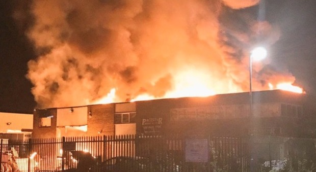 Londra, incendio in una fabbrica: 12 persone evacuate, chiusa la stazione ferroviaria