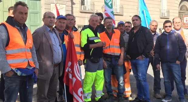 Lo sciopero degli operai di via Marina: la protesta arriva a Palazzo San Giacomo