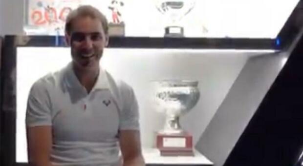 Rafa Nadal mostra il trofeo vinto vent'anni fa a Barletta