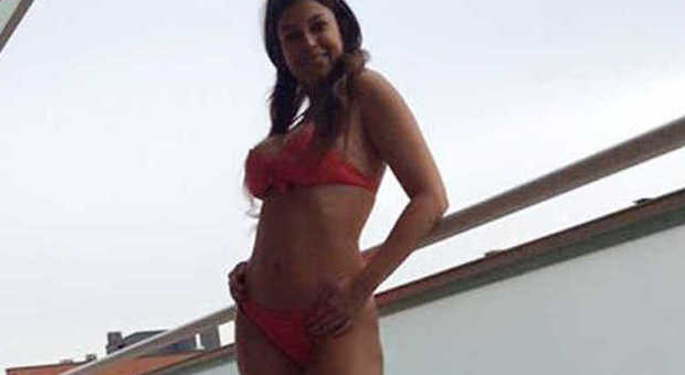 Sara Tommasi, 150mila fan sul social e festeggia in bikini e tacchi a spillo