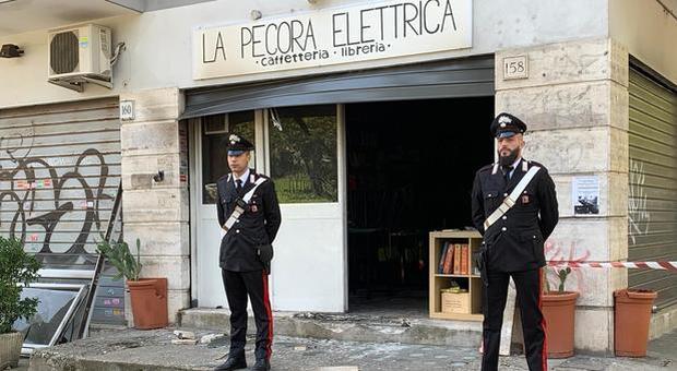 Giallo a Centocelle, in fiamme la caffetteria "La pecora elettrica": distrutte serranda, vetrata e entrata del locale