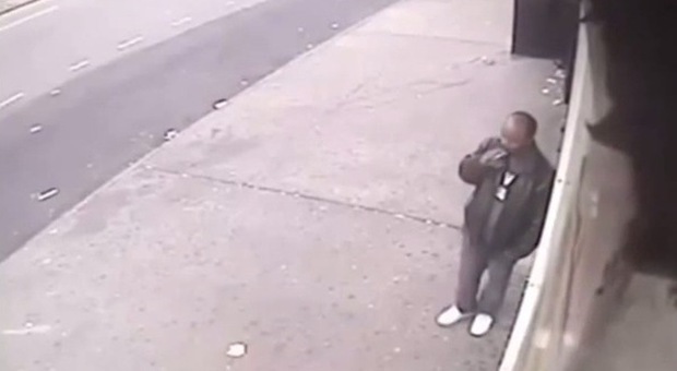 New York, muore travolto da un treno della metro: un video incastra chi lo ha spinto
