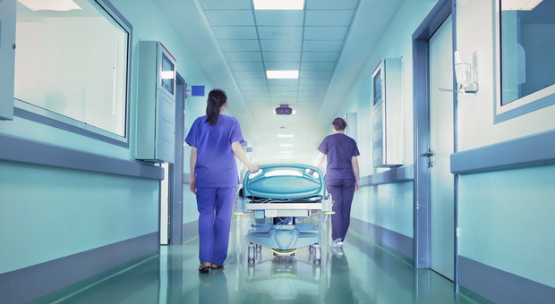 Raptus in ospedale dopo le cure: distrugge l'ambulatorio, i medici difendono i pazienti chiusi a chiave nelle stanze
