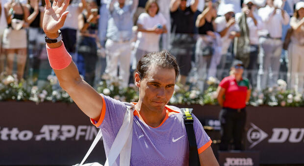 Nadal eliminato da Hurkacz, ultima volta a Roma. Standing ovation del Centrale, ma lui dice "no" alla festa in campo