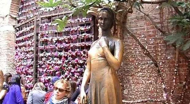 La statua di Giulietta a Verona