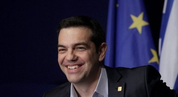 Grecia, Tsipras festeggia lo stop all'austerity e telefona a Renzi per ringraziare l'Italia