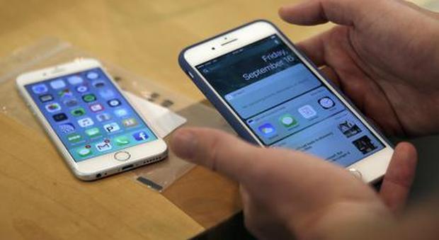 Apple, Francia apre un'inchiesta per gli iPhone rallentati: truffa e obsolescenza programmata