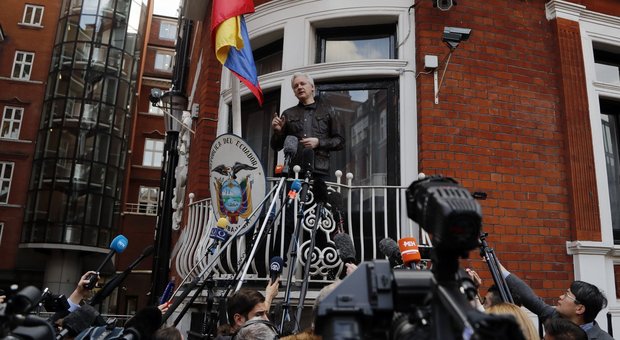 Ecuador, fine dell'isolamento totale: Julian Assange torna libero almeno in Rete