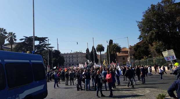 Roma, al via la marcia per il clima: gli studenti tornano in piazza