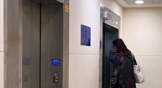Picchiata a sangue e violentata nell'ascensore della stazione centrale di Milano: fermato un senzatetto, la vittima è una turista straniera