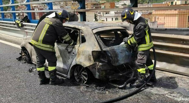 L'auto esplosa in tangenziale a Napoli