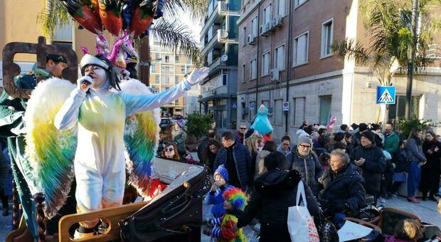 Carnevale, doppia festa per il via: omaggio alla maschera Lu Cucà. Alunni a Capodarco, c’è la consegna delle chiavi dai sindaci di Fermo e Porto San Giorgio