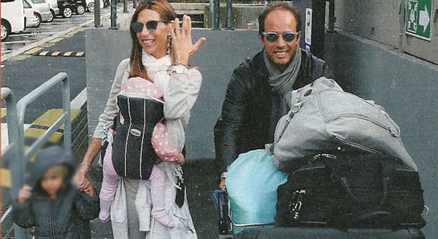 Veronica Maya, il marito Marco Moraci e i figli all'aeroporto a Fiumicino